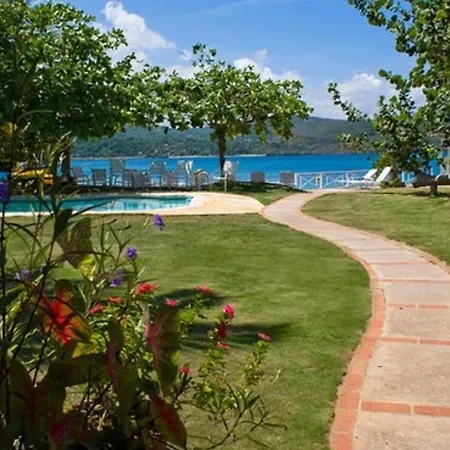 Sea Grapes Air-Conditioned 6-Bedroom Home With Cottage-3